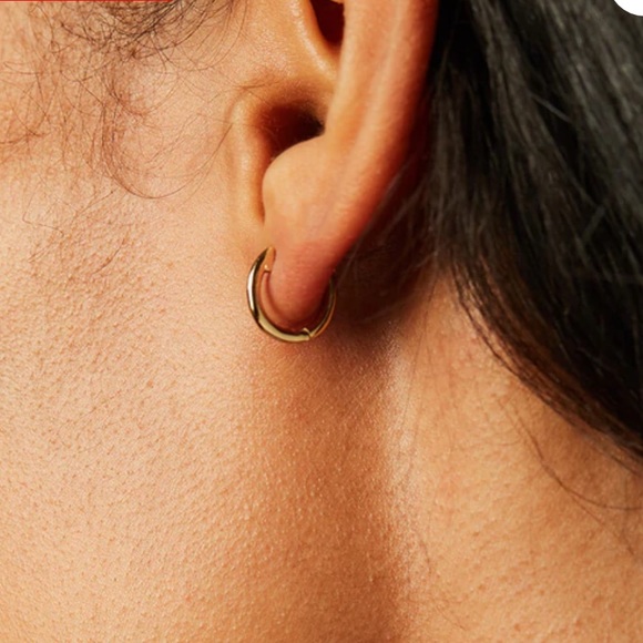 Ana Luisa | mini huggie hoops 14K gold 1.6mm - Picture 2 of 11